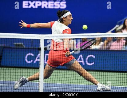 Flushing Meadow, United Gab An. 09. September 2022. Ons Jabeur reagiert während ihres Spiels mit Caroline Garcia im Halbfinale der US Open Tennis Championships 2022 im Arthur Ashe Stadium im USTA Billie Jean King National Tennis Center in New York City am Donnerstag, 8. September 2022. Foto von Larry Marano/UPI Credit: UPI/Alamy Live News Stockfoto