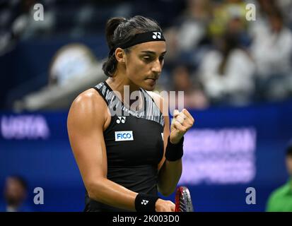 Flushing Meadow, United Gab An. 09. September 2022. Caroline Garcia reagiert während ihres Spiels mit Ons Jabeur im Halbfinale der US Open Tennis Championships 2022 im Arthur Ashe Stadium im USTA Billie Jean King National Tennis Center in New York City am Donnerstag, 8. September 2022. Foto von Larry Marano/UPI Credit: UPI/Alamy Live News Stockfoto