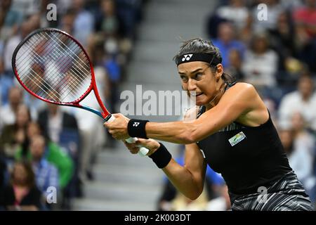 Flushing Meadow, United Gab An. 09. September 2022. Caroline Garcia reagiert während ihres Spiels mit Ons Jabeur im Halbfinale der US Open Tennis Championships 2022 im Arthur Ashe Stadium im USTA Billie Jean King National Tennis Center in New York City am Donnerstag, 8. September 2022. Foto von Larry Marano/UPI Credit: UPI/Alamy Live News Stockfoto