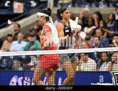 Flushing Meadow, United Gab An. 09. September 2022. Ons Jabeur reagiert während ihres Spiels mit Caroline Garcia im Halbfinale der US Open Tennis Championships 2022 im Arthur Ashe Stadium im USTA Billie Jean King National Tennis Center in New York City am Donnerstag, 8. September 2022. Foto von Larry Marano/UPI Credit: UPI/Alamy Live News Stockfoto