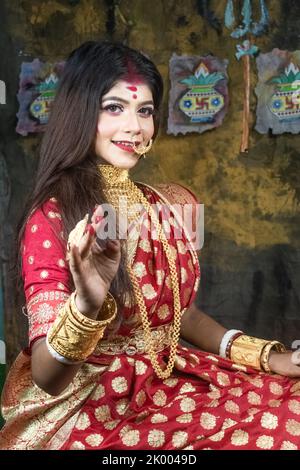 Bengali heiratete Frauen in traditionellem Sari auf dem indischen Festival Stockfoto