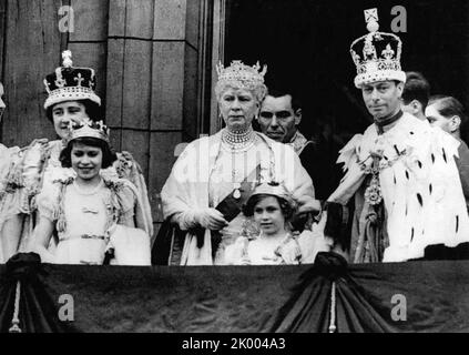 12. Mai 1937 - London, England, Vereinigtes Königreich - auf dem Balkon des Buckingham Palastes nach der Krönung des neuen KÖNIGS GEORG VI., rechts. Der neue König steht mit seiner Familie auf dem Balkon des Buckingham Palace, einschließlich seiner Mutter KÖNIGIN MARY, Mitte, seine Frau, KÖNIGIN ELIZABETH, links, Und die Kinder PRINZESSIN ELIZABETH links vorne, und PRINZESSIN MARGARET, Mitte vorne. (Bild: ¬ © Keystone Press Agency/ZUMA Press Wire) Stockfoto