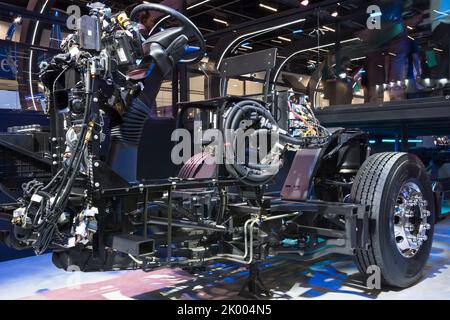Exponierte Chassis, Motor, Getriebe und Motor eines Busses auf der Ausstellung LAT.BUS 2022, die in der Stadt São Paulo stattfand. Stockfoto