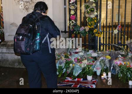 London, Großbritannien, 8.. September 2022. Mitglieder der Öffentlichkeit legten Blumen und zollen ihren Respekt vor der Londoner Residenz Ihrer Majestät der Königin, dem Buckingham Palace, bis spät in die Nacht, nachdem ihr Tod am frühen Abend angekündigt wurde. Das Land wird nun zehn Tage lang trauern, da die 70-jährige Regierungszeit des Monarchen zu Ende geht. Quelle: Elft Hour Photography/Alamy Live News Stockfoto