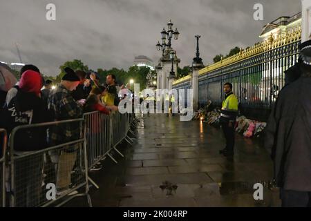 London, Großbritannien, 8.. September 2022. Mitglieder der Öffentlichkeit legten Blumen und zollen ihren Respekt vor der Londoner Residenz Ihrer Majestät der Königin, dem Buckingham Palace, bis spät in die Nacht, nachdem ihr Tod am frühen Abend angekündigt wurde. Das Land wird nun zehn Tage lang trauern, da die 70-jährige Regierungszeit des Monarchen zu Ende geht. Quelle: Elft Hour Photography/Alamy Live News Stockfoto