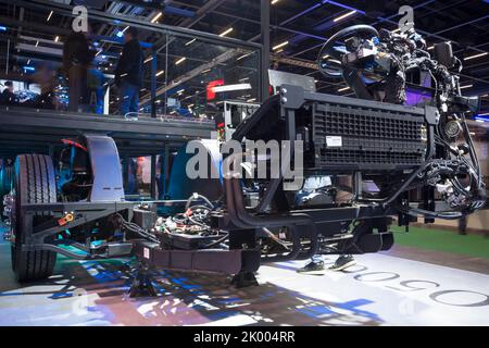 Exponierte Chassis, Motor, Getriebe und Motor eines Busses auf der Ausstellung LAT.BUS 2022, die in der Stadt São Paulo stattfand. Stockfoto