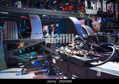 Exponierte Chassis, Motor, Getriebe und Motor eines Busses auf der Ausstellung LAT.BUS 2022, die in der Stadt São Paulo stattfand. Stockfoto