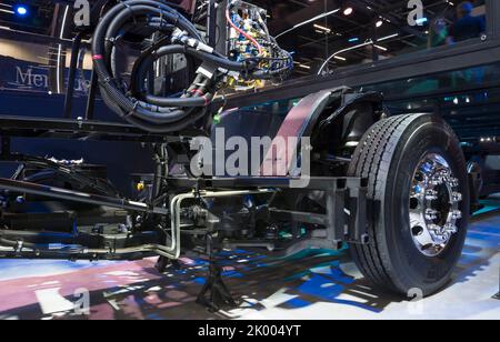 Exponierte Chassis, Motor, Getriebe und Motor eines Busses auf der Ausstellung LAT.BUS 2022, die in der Stadt São Paulo stattfand. Stockfoto