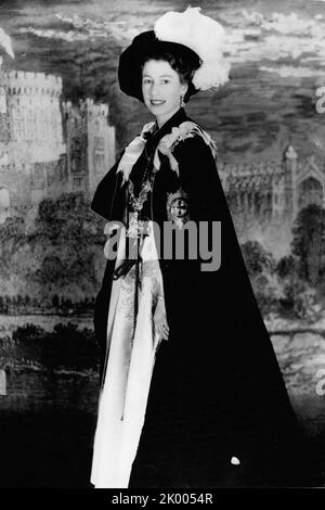 1962 - Strumpfband souverän. Cecil Beaton im Buckingham Palace vor allem im Zusammenhang mit der Strumpfband-Zeremonie machte dieses Foto von Queen Elizabeth im St.-Georgs-Kapelle, Windsor Castle statt. Bei der Zeremonie Sir Anthony Eden Earl Attlee und Earl Iveagh sollen investiert werden. Dies bringt die Mitgliedschaft von der Bestellung bis zu 25 und sonst niemand in den Orden bis zum Tod eines der heutigen Inhaber akzeptiert werden kann. Die Königin, souverän des Ordens, am meisten von Großbritanniens Aufträge von Chivalry, erhaben zeigt die Gewohnheit und Zeichen des Ordens. Den Mantel des dunkelblauen samt und Stockfoto