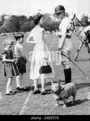 18. Oktober 1951, Windsor, B..., Großbritannien: PRINZESSIN ELIZABETH spricht mit ihrem Mann PRINZ PHILIP, gekleidet für ein Polospiel, mit ihren Kindern PRINZESSIN ANNE und PRINZ CHARLES und Corgi auf dem Feld. (Bild: © Keystone Press Agency/ZUMA Press Wire) Stockfoto