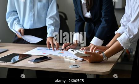 Nahaufnahmen, Team oder Geschäftsleute oder Buchhalter, die in der Besprechung gemeinsam Finanzdaten analysieren. Stockfoto
