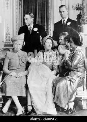 21. Okt. 1950 - London, England, Vereinigtes Königreich - Royal Family posiert für ein Familienfoto nach der Taufe von PRINZESSIN ANNE im Buckingham Palast. Von links die Urgroßmutter DES Babys, DIE KÖNIGIN MARY, der Großvater KÖNIG GEORGE VI, die Mutter PRINZESSIN ELIZABETH II, die Anne, ihren Vater PRINZ PHILIP, ihren Bruder PRINZ CHARLES und die Großmutter PRINZESSIN ELIZABETH hält. (Bild: © Keystone Press Agency/ZUMA Press Wire) Stockfoto