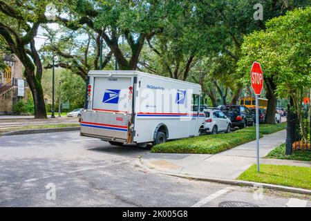 NEW ORLEANS, LA, USA - 7. SEPTEMBER 2022: Volle Seitenansicht des illegal geparkten Postwagens der Vereinigten Staaten auf der St. Charles Avenue Stockfoto