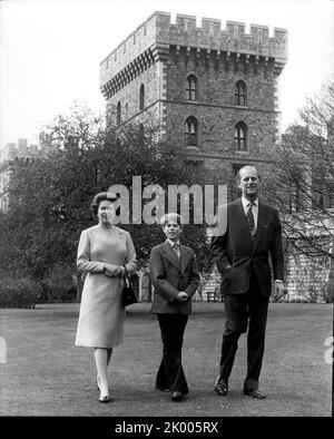21. Apr. 1976 - London, England, Vereinigtes Königreich - S.M. KÖNIGIN ELIZABETH II., links, begleitet von ihrem Ehemann PRINZ PHILIP, rechts, und ihrem jüngsten Sohn, dem 12-jährigen PRINZ EDWARD, machen Sie einen Spaziergang auf dem Gelände von Windsor anlässlich des 50.. Geburtstages Ihrer Majestät. (Bild: © Keystone Press Agency/ZUMA Press Wire) Stockfoto