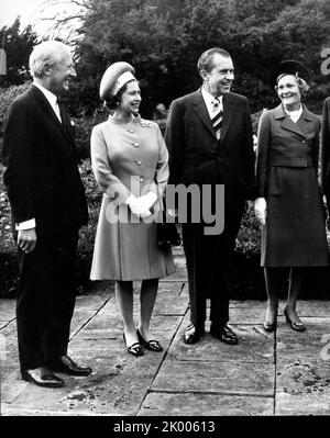 03. Okt 1970 - London, England, Vereinigtes Königreich - US-Präsident RICHARD NIXON, zweiter von rechts, und First Lady Pat NIXON, rechts, trafen sich mit dem britischen Premierminister EDWARD HEATH, links, Königin ELIZABETH, zweiter von links. (Bild: ¬ © Keystone Press Agency/ZUMA Press Wire) Stockfoto