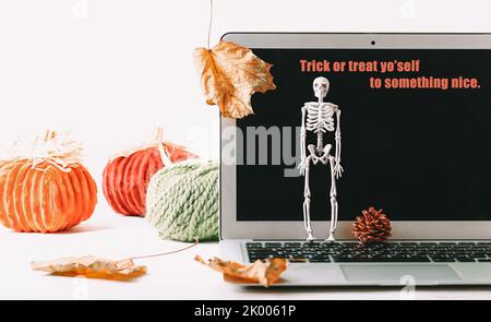 Herbstmockup. Halloween-Sonderangebot. Notizbuch Skelett Herbstblätter Stockfoto