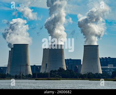 Peitz, Deutschland. 07. September 2022. Dampf steigt aus Kühltürmen des Braunkohlekraftwerks Jänschwalde der Lausitz Energie Bergbau AG (LEAG). Am 09.09.2022 wird ein Sonderausschuss zur Strukturentwicklung in der Lausitz unter anderem zur Wiederinbetriebnahme von Kraftwerkseinheiten im Kohlekraftwerk Jänschwalde stattfinden. Mit Blick auf die Energieversorgung im Winter rückt auch das Kraftwerk Jänschwalde zunehmend in den Fokus. Quelle: Patrick Pleul/dpa-Zentralbild/dpa/Alamy Live News Stockfoto