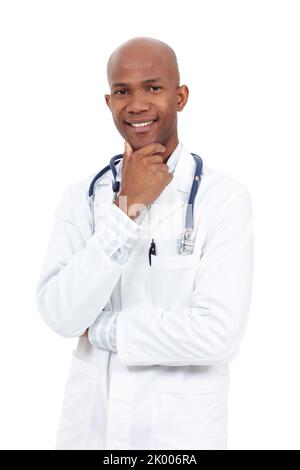 Ich bin hier, um zu helfen. Studioportrait eines jungen und glücklich aussehenden afroamerikanischen Arztes mit der Hand auf dem Kinn. Stockfoto
