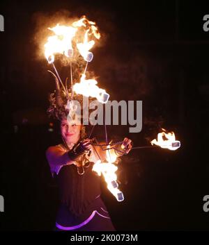 Berlin, Deutschland. 08. September 2022. Berlin: Während der Berlin Fashion Week präsentiert CELI die neue SILVERMAGIC Kollektion. Das Foto zeigt eine Feuershow. (Foto: Simone Kuhlmey/Pacific Press) Quelle: Pacific Press Media Production Corp./Alamy Live News Stockfoto