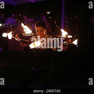 Berlin, Deutschland. 08. September 2022. Berlin: Während der Berlin Fashion Week präsentiert CELI die neue SILVERMAGIC Kollektion. Das Foto zeigt eine Feuershow. (Foto: Simone Kuhlmey/Pacific Press) Quelle: Pacific Press Media Production Corp./Alamy Live News Stockfoto