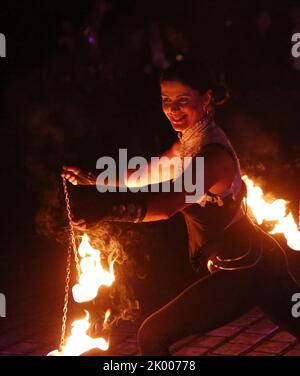 Berlin, Deutschland. 08. September 2022. Berlin: Während der Berlin Fashion Week präsentiert CELI die neue SILVERMAGIC Kollektion. Das Foto zeigt eine Feuershow. (Foto: Simone Kuhlmey/Pacific Press) Quelle: Pacific Press Media Production Corp./Alamy Live News Stockfoto