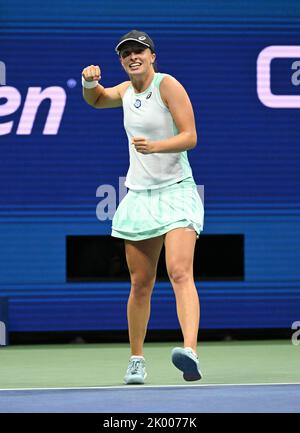 Flushing Meadow, United Gab An. 08. September 2022. IGA Swiatek reagiert, nachdem sie Aryna Sabalenka im Halbfinale der Frauen bei den US Open Tennis Championships 2022 im Arthur Ashe Stadium im USTA Billie Jean King National Tennis Center in New York City am Donnerstag, den 8. September 2022, besiegt hatte. Foto von Larry Marano/UPI Credit: UPI/Alamy Live News Stockfoto