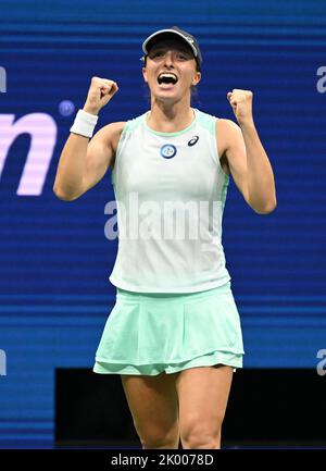 Flushing Meadow, United Gab An. 08. September 2022. IGA Swiatek reagiert, nachdem sie Aryna Sabalenka im Halbfinale der Frauen bei den US Open Tennis Championships 2022 im Arthur Ashe Stadium im USTA Billie Jean King National Tennis Center in New York City am Donnerstag, den 8. September 2022, besiegt hatte. Foto von Larry Marano/UPI Credit: UPI/Alamy Live News Stockfoto