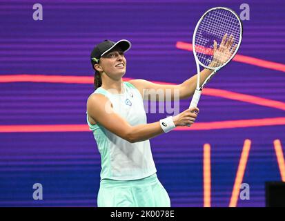 Flushing Meadow, United Gab An. 08. September 2022. IGA Swiatek reagiert, nachdem sie Aryna Sabalenka im Halbfinale der Frauen bei den US Open Tennis Championships 2022 im Arthur Ashe Stadium im USTA Billie Jean King National Tennis Center in New York City am Donnerstag, den 8. September 2022, besiegt hatte. Foto von Larry Marano/UPI Credit: UPI/Alamy Live News Stockfoto