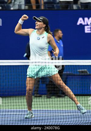 Flushing Meadow, United Gab An. 08. September 2022. IGA Swiatek reagiert, nachdem sie Aryna Sabalenka im Halbfinale der Frauen bei den US Open Tennis Championships 2022 im Arthur Ashe Stadium im USTA Billie Jean King National Tennis Center in New York City am Donnerstag, den 8. September 2022, besiegt hatte. Foto von Larry Marano/UPI Credit: UPI/Alamy Live News Stockfoto