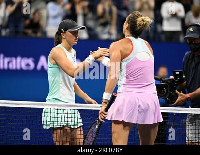 Flushing Meadow, United Gab An. 08. September 2022. IGA Swiatek reagiert, nachdem sie Aryna Sabalenka im Halbfinale der Frauen bei den US Open Tennis Championships 2022 im Arthur Ashe Stadium im USTA Billie Jean King National Tennis Center in New York City am Donnerstag, den 8. September 2022, besiegt hatte. Foto von Larry Marano/UPI Credit: UPI/Alamy Live News Stockfoto