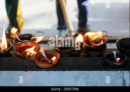 Brennende Kerzen auf dem Altar im buddhistischen Tempel, Kandy, Sri Lanka Stockfoto