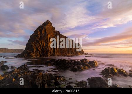 Aufnahme des Löwenfelsens bei Sonnenuntergang in der South Cape Bay in der Wildnis des South West National Park Stockfoto