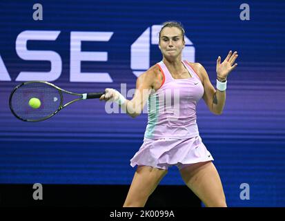 Flushing Meadow, United Gab An. 08. September 2022. Aryna Sabalenka reagiert während ihres Spiels mit IGA Swiatek im Halbfinale der Frauen bei den US Open Tennis Championships 2022 im Arthur Ashe Stadium im USTA Billie Jean King National Tennis Center in New York City am Donnerstag, den 8. September 2022. Foto von Larry Marano/UPI Credit: UPI/Alamy Live News Stockfoto