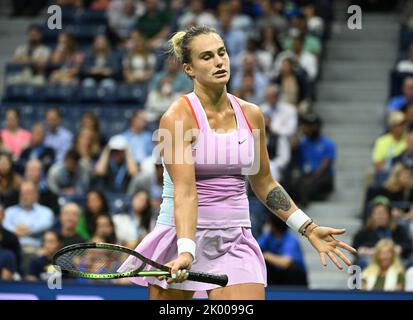 Flushing Meadow, United Gab An. 08. September 2022. Aryna Sabalenka reagiert während ihres Spiels mit IGA Swiatek im Halbfinale der Frauen bei den US Open Tennis Championships 2022 im Arthur Ashe Stadium im USTA Billie Jean King National Tennis Center in New York City am Donnerstag, den 8. September 2022. Foto von Larry Marano/UPI Credit: UPI/Alamy Live News Stockfoto