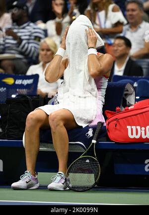 Flushing Meadow, United Gab An. 08. September 2022. Aryna Sabalenka reagiert während ihres Spiels mit IGA Swiatek im Halbfinale der Frauen bei den US Open Tennis Championships 2022 im Arthur Ashe Stadium im USTA Billie Jean King National Tennis Center in New York City am Donnerstag, den 8. September 2022. Foto von Larry Marano/UPI Credit: UPI/Alamy Live News Stockfoto