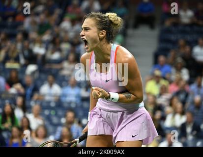 Flushing Meadow, United Gab An. 08. September 2022. Aryna Sabalenka reagiert während ihres Spiels mit IGA Swiatek im Halbfinale der Frauen bei den US Open Tennis Championships 2022 im Arthur Ashe Stadium im USTA Billie Jean King National Tennis Center in New York City am Donnerstag, den 8. September 2022. Foto von Larry Marano/UPI Credit: UPI/Alamy Live News Stockfoto