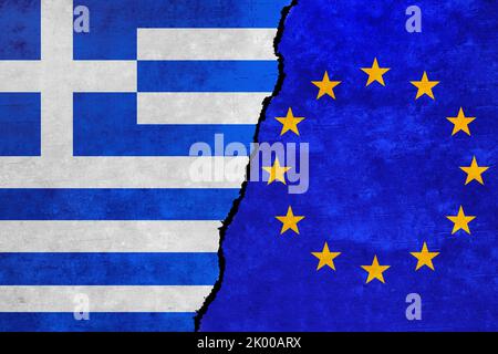 Flaggen der Europäischen Union und Griechenlands an einer Wand mit einem Riss. Griechenland und die Flagge der Europäischen Union zusammen. Bündnis EU-Griechenland, Politik, Wirtschaft, Handelskonzept Stockfoto