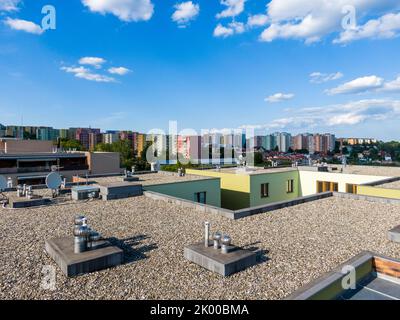 Luftaufnahme des flachen Hausdachs im Wohngebäude. Das Äußere der modernen Architektur. Klimaanlagen und Lüftungsstruktur. Residenzviertel Stockfoto