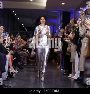 8. September 2022, Berlin, Berlin-SchÃ¶neberg, Deutschland: Berlin: Während der Berlin Fashion Week präsentiert CELI die neue SILVERMAGIC Kollektion. Das Foto zeigt die Designerin Aline Celi auf dem Laufsteg. (Bild: © Simone Kuhlmey/Pacific Press via ZUMA Press Wire) Stockfoto