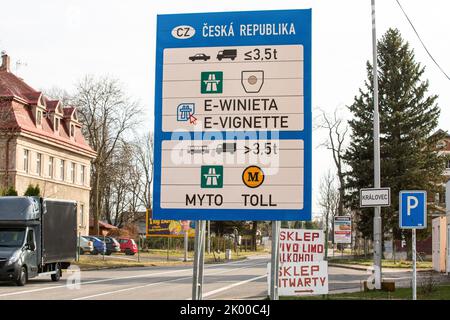 Lubawka, Polen. 14. April 2022. Straßenschild mit Informationen über die Pflicht zum Kauf von E-Vignetten auf ausgewählten Strecken in der Tschechischen Republik, gesehen am Grenzübergang Polen-Tschechien; Lubawka-Kralovec in Lubawka. (Foto: Karol Serewis/SOPA Images/Sipa USA) Quelle: SIPA USA/Alamy Live News Stockfoto