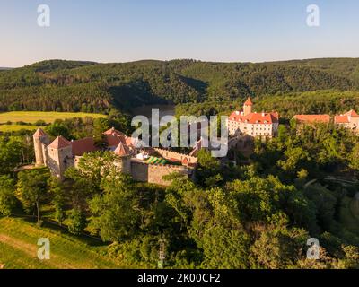 Luftaufnahme der Burg Veveri in der Nähe der Stadt Brünn. Region Südmähren, umgeben vom Fluss Svratka. Sommertag mit blauem Himmel, Sonnenuntergang und sanftem Licht. Stockfoto