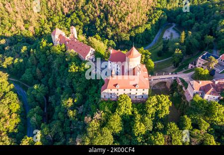 Luftaufnahme der Burg Veveri in der Nähe der Stadt Brünn. Region Südmähren, umgeben vom Fluss Svratka. Sommertag mit blauem Himmel, Sonnenuntergang und sanftem Licht. Stockfoto