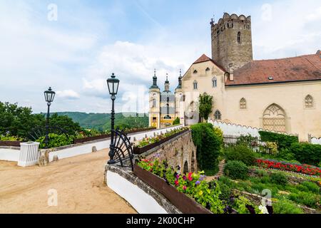 Blick auf die schöne Burg Vranov nad Dyji, Mährische Region in der Tschechischen republik. Antikes Schloss im Barockstil, auf einem großen Felsen über dem Fluss ne erbaut Stockfoto