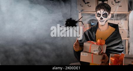Drop Versand Geschäft Besitzer sprechen tragen weißen Ton Schädel, Home Office professionelle Make-up Vorbereitung Waren für den Versand. Halloween-Sonderangebot Stockfoto