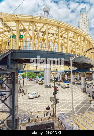 08 29 2022: Ovaler Skywalk zum nahe gelegenen Bahnhof Grant Road und Markt in Nana Chowk. Mumbai Maharashtra Indien. Stockfoto