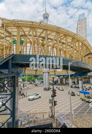 08 29 2022: Ovaler Skywalk zum nahe gelegenen Bahnhof Grant Road und Markt in Nana Chowk. Mumbai Maharashtra Indien. Stockfoto