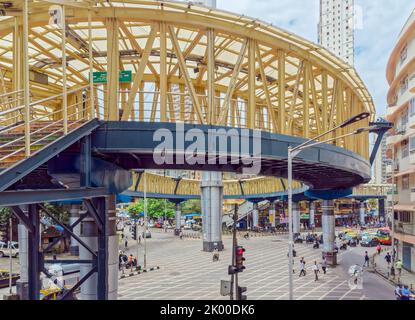 08 29 2022: Ovaler Skywalk zum nahe gelegenen Bahnhof Grant Road und Markt in Nana Chowk. Mumbai Maharashtra Indien. Stockfoto