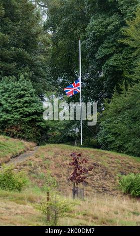 Cratthis Kirk in der Nähe von Balmoral, Aberdeenshire, Großbritannien. 8. September 2022. Dies ist die Flagge neben Crathie Kirk, wo die Königin am Sonntag besuchte, als sie in Balmoral wohnt. Quelle: JASPERIMAGE/Alamy Live News Stockfoto