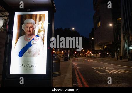 Die Königin wird an einer Bushaltestelle nach dem Passieren von her Majestät der Königin im Buckingham Palace, London, Großbritannien, gezeigt. 9. September 2022. (Foto von Ben Whitley/News Images) in London, Großbritannien am 9/9/2022. (Foto von Ben Whitley/News Images/Sipa USA) Quelle: SIPA USA/Alamy Live News Stockfoto