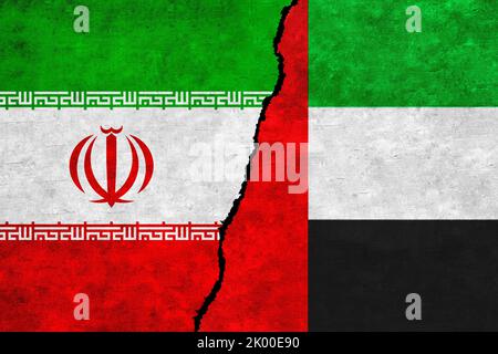 Flaggen des Iran und der Vereinigten Arabischen Emirate an einer Wand mit einem Riss. Die VAE und die Iran-Flagge zusammen. Iran VAE-Allianz, Politik, Wirtschaft, Handel, Beziehungen und Stockfoto